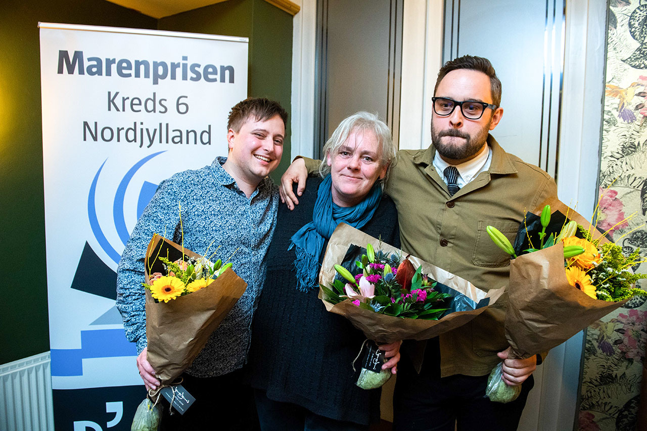 Vinder af Marenprisen 2022 er journalisterne Thomas Lee, Lone Beck og Dan Grønbech fra Nordjyske. De vinder for artikelserien “Gravenshoved Kostskole” og podcasten “De tabte børns paradis”. Foto: Jan Pedersen